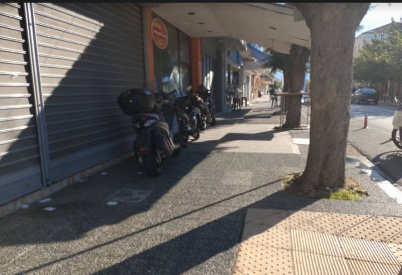 Δίκυκλα στο πεζοδρόμιο