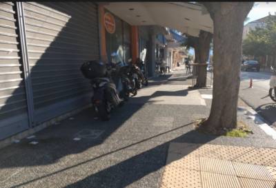 Δίκυκλα στο πεζοδρόμιο