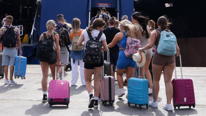 Φεύγουν οι αδειούχοι του Ιουλίου - Γεμάτα τα πλοία