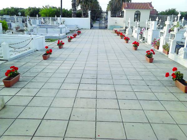 "Εξαφάνιση" κώνων και κλοπή λουλουδιών στα Φιλιατρά
