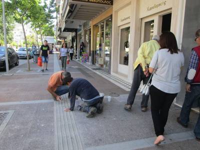 Αλλάζουν επιτέλους τα σπασμένα πλακάκια