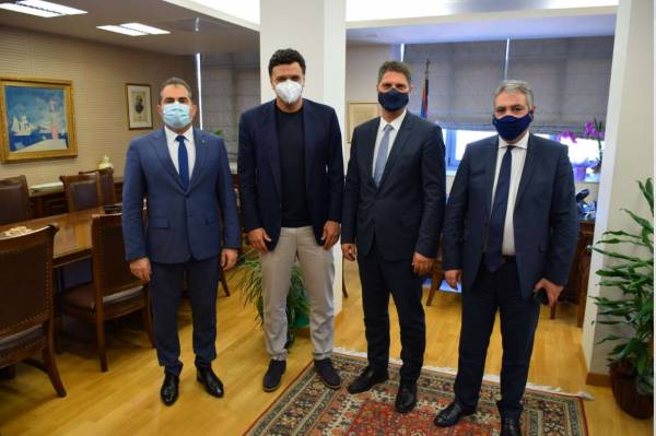 Σύγκρουση για τη νομή της εξουσίας