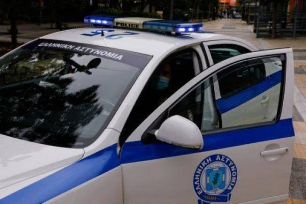 Στην κεντρική πλατεία Καλαμάτας - Τον αγκάλιασε και του πήρε 7.500!