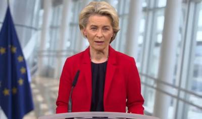 Ούρσουλα φον ντερ Λάιεν: Η Ρωσία θα αποκοπεί από τις χρηματαγορές αν εισβάλει στην Ουκρανία