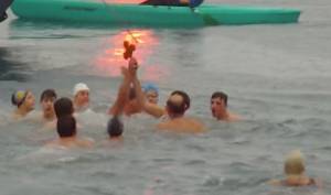 Πολλά άτομα παρά τη βροχή βούτηξαν για το Σταυρό στην Καλαμάτα (βίντεο και φωτογραφίες)