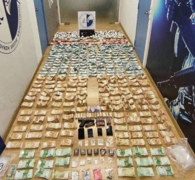 Περισσότερα από 1,5 εκατ. ευρώ και ναρκωτικά είχε ο 33χρονος πρώην παίκτης ριάλιτι που εισέβαλε στο Εφετείο