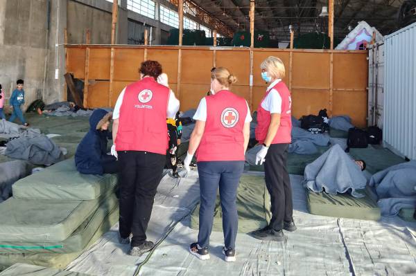 Καλαμάτα: Στο λιμάνι οι 36 διασωθέντες μετανάστες - Σε εξέλιξη η έρευνα για διακινητές