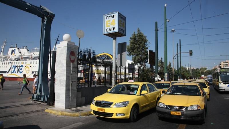 Εντοπίστηκε στο λιμάνι του Πειραιά και συνελήφθη 41χρονος οδηγός με πλαστή άδεια ταξί