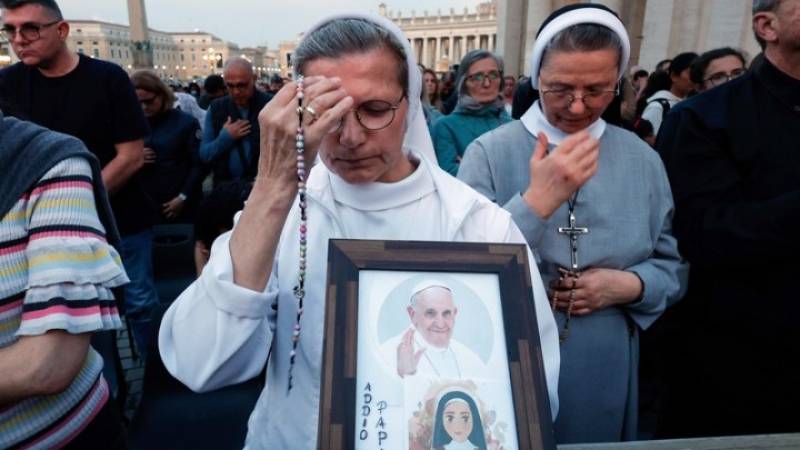 Σε λαϊκό προσκύνημα η σορός του πάπα Φραγκίσκου (βίντεο)