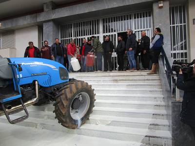 Εντείνονται οι κινητοποιήσεις: Αγρότες με τρακτέρ και αγροτικά στην Καλαμάτα (βίντεο)