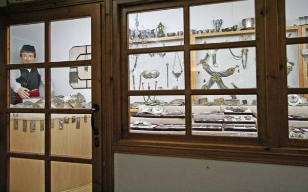 Μικρομάγαζα αντί για μεγάλα που κλείνουν