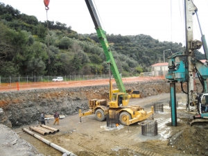 Μπαίνουν πάσσαλοι στη γέφυρα του Νέδοντα