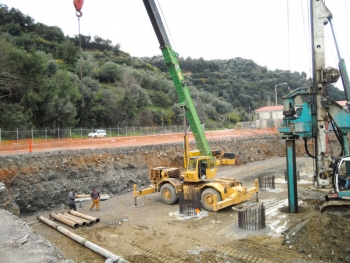 Μπαίνουν πάσσαλοι στη γέφυρα του Νέδοντα