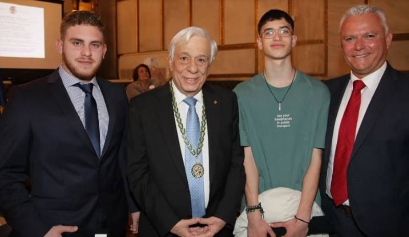 Τέμπη: Η Ακαδημία Αθηνών βράβευσε τους τρεις νέους που βοήθησαν επιβάτες