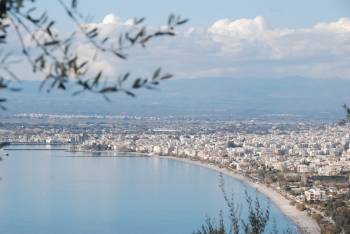 "Πονηροί ταξιτζήδες και ακριβά ποτά στην Καλαμάτα" λένε οι ομογενείς του Θερινού Σχολείου