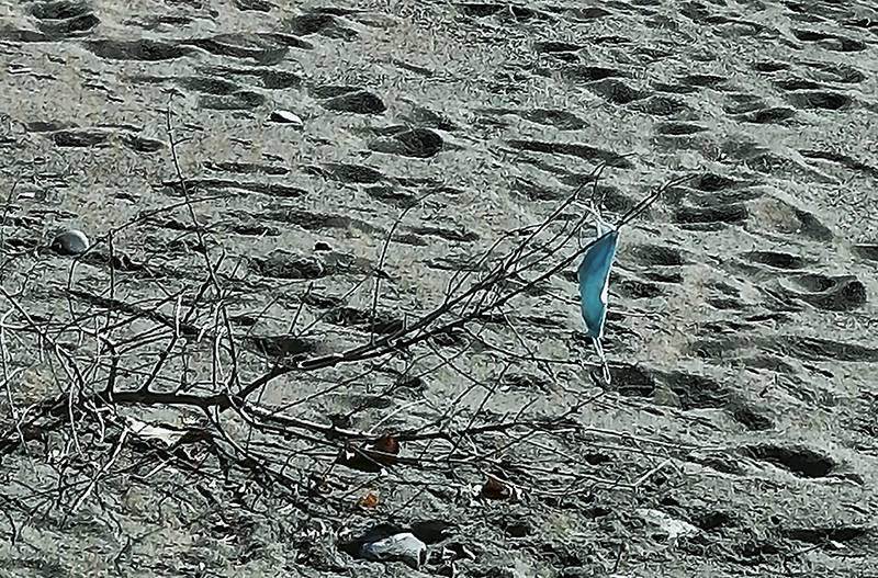 Πεταμένες μάσκες στην παραλία