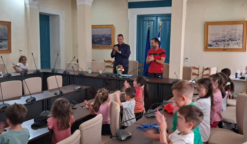 Σπάρτη: Ενώπιος ενωπίω με τους μαθητές του 8ου Νηπιαγωγείου ο δήμαρχος Μιχάλης Βακαλόπουλος