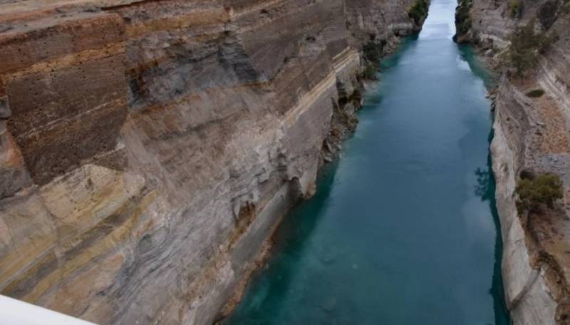 Φορτηγό πλοίο προσέκρουσε στη διώρυγα της Κορίνθου