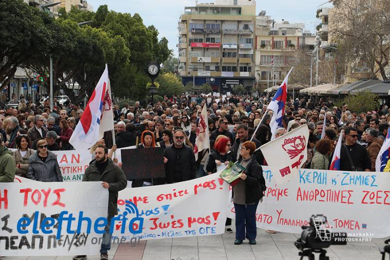 Καλαμάτα: Δυναμική πορεία και συγκέντρωση για τα 3 χρόνια από τη... μαύρη νύχτα των Τεμπών (βίντεο-φωτογραφίες)