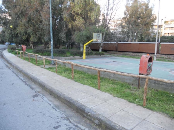 Υποτυπώδης ξύλινη περίφραξη