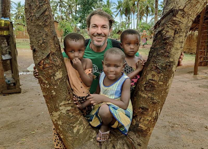 Ταξιδεύει σε όλο τον κόσμο και προσφέρει φιλανθρωπικό έργο σε φτωχές κοινότητες