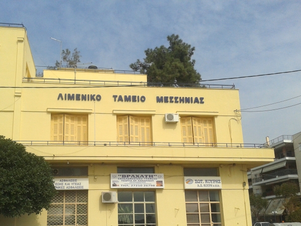 Η φαρσοκωμωδία των δύο δημάρχων στις παραλιακές πόλεις