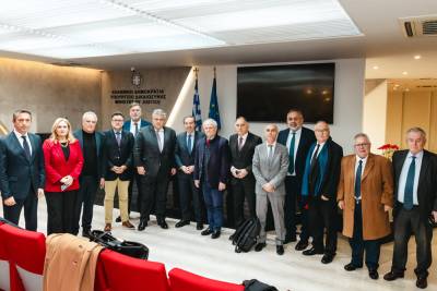 Αιχμές Χρυσομάλλη για το δικαστικό χάρτη