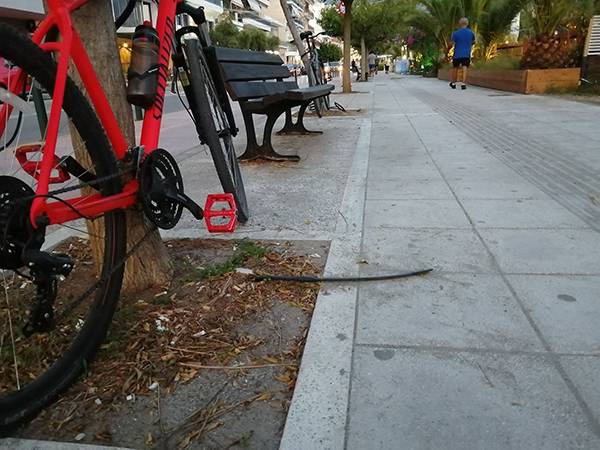 Ποτίζουν το πεζοδρόμιο