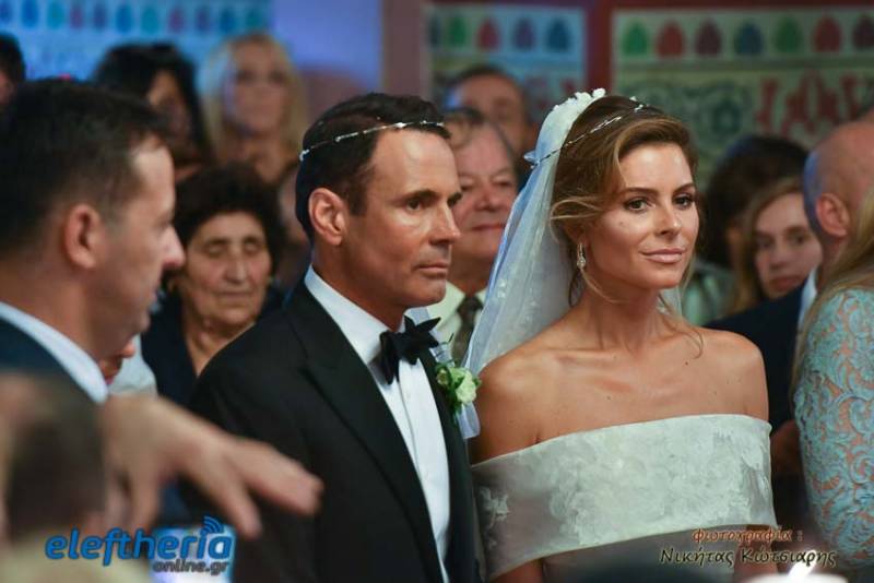 Γάμος «αλά ελληνικά» για την Μαρία Μενούνος στον Άκοβο Αρκαδίας (Βίντεο+φωτογραφίες)