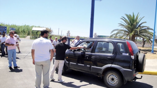 Ηρεμη διαμαρτυρία των ταξιτζήδων στο αεροδρόμιο Καλαμάτας