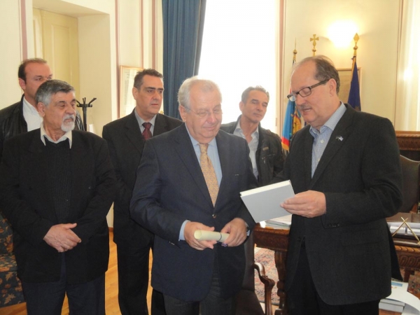 6.000 ευρώ για δεκατιανό μαθητών από τον ευρωβουλευτή Νίκο Σαλαβράκο στο Δήμο Καλαμάτας