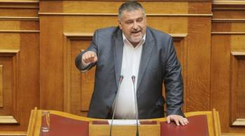 Ο χρυσαυγίτης βουλευτής Κουκούτσης αφιέρωσε Νότη Σφακιανάκη στον πρωθυπουργό