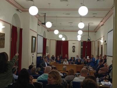 Πυρ και μανία εκπαιδευτικοί και γονείς για την κατάσταση στα σχολεία του Δήμου Καλαμάτας - Παράσταση διαμαρτυρίας στο Δ.Σ. (βίντεο)