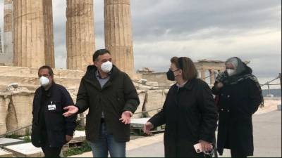 Αυτοψία της Μενδώνη στον βράχο της Ακρόπολης