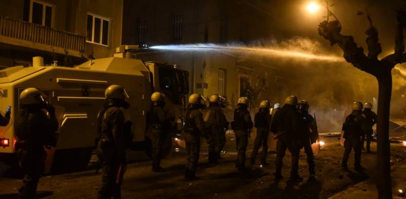 Πορείες: Νερό αντί για χημικά στους διαδηλωτές από την Αστυνομία