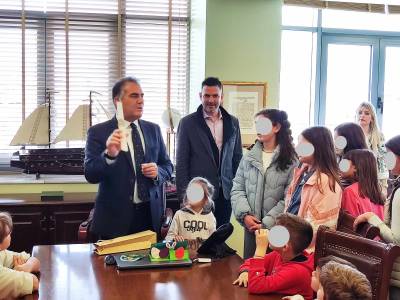 Λαμπάδες από μαθητές στον δήμαρχο Καλαμάτας