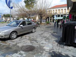 Τα αυτοκίνητα "πνίγουν" το Ιστορικό Κέντρο