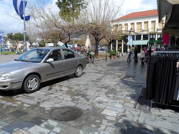 Τα αυτοκίνητα "πνίγουν" το Ιστορικό Κέντρο