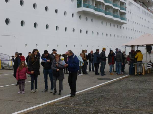 Το "Costa Neoromantica" στην Καλαμάτα με 1.600 τουρίστες