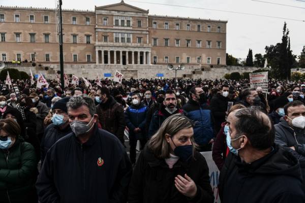 Συλλαλητήριο στο Σύνταγμα από σωματεία Αχαΐας και Αττικής: &quot;Τίποτα δε χαρίζεται, όλα κατακτιούνται!&quot;