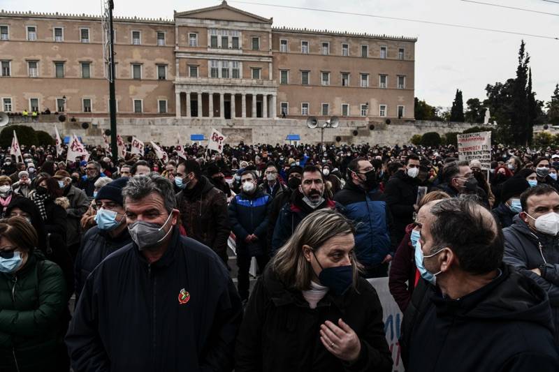 Συλλαλητήριο στο Σύνταγμα από σωματεία Αχαΐας και Αττικής: &quot;Τίποτα δε χαρίζεται, όλα κατακτιούνται!&quot;