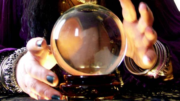 5 μήνες σε καλαματιανή αστρολόγο για απάτη