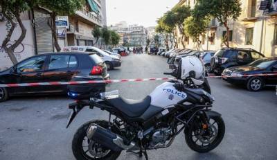 Νέος Κόσμος: Οπλισμένος άνδρας ταμπουρώθηκε στο σπίτι του (βίντεο)