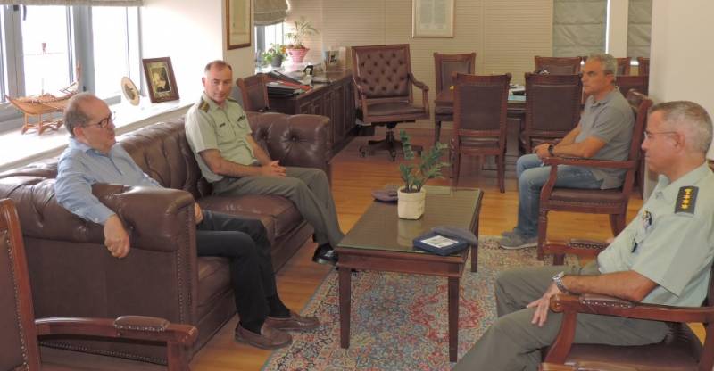 Στον δήμαρχο Καλαμάτας παλιός και νέος διοικητής του 9ου Συντάγματος Πεζικού