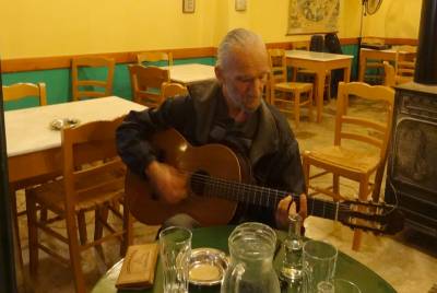 Βασίλης Αθανασόπουλος: Ενας περιπλανώμενος μουσικός που προσπαθεί να συγκινήσει και να συγκινηθεί