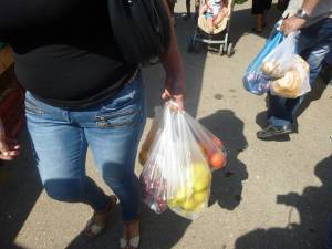 Αφθονία και κόσμος στη Λαϊκή της Καλαμάτας