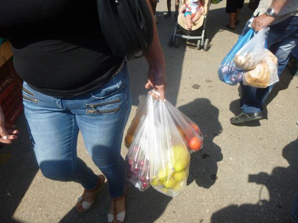 Αφθονία και κόσμος στη Λαϊκή της Καλαμάτας