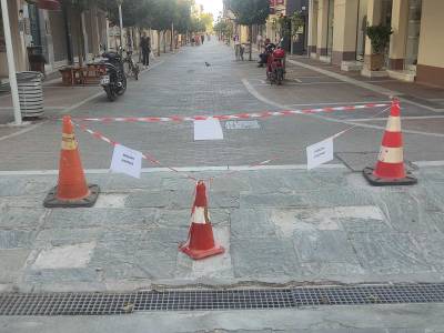 23ης Μαρτίου: Προβληματίζει η αποκόλληση πλακών - Η διέλευση οχημάτων και οι αιχμές για την επιλογή των υλικών