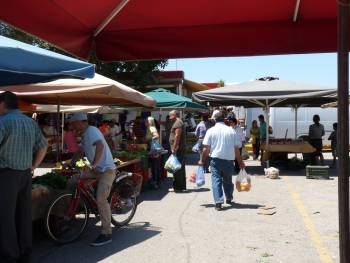 Τσιγγάνοι έβγαλαν μαχαίρια στη λαϊκή Καλαμάτας