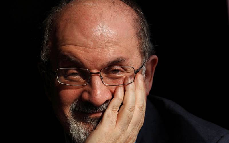 ΗΠΑ: Διάσημοι συγγραφείς εκφράζουν την αλληλεγγύη τους στον Σαλμάν Ρούσντι